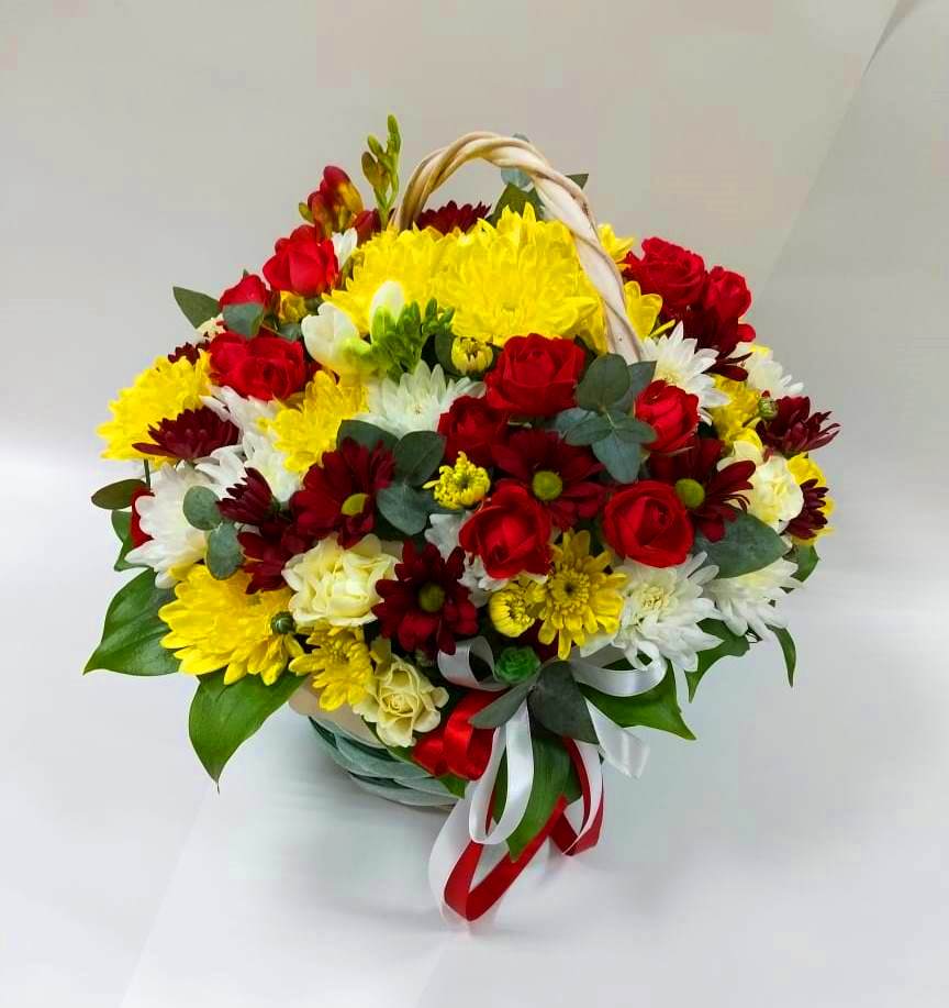 Композиция пленяющий аромат в Батайске Цветочная композиция из Хризантемы и Розы в корзине в Батайске