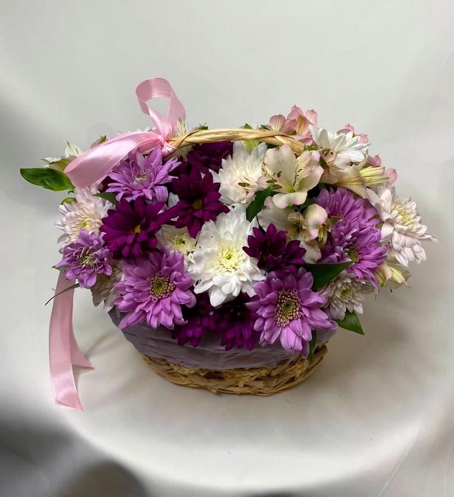 Композиция преображение в Батайске Цветочная композиция из Хризантемы и Альстромерии в корзине в Батайске