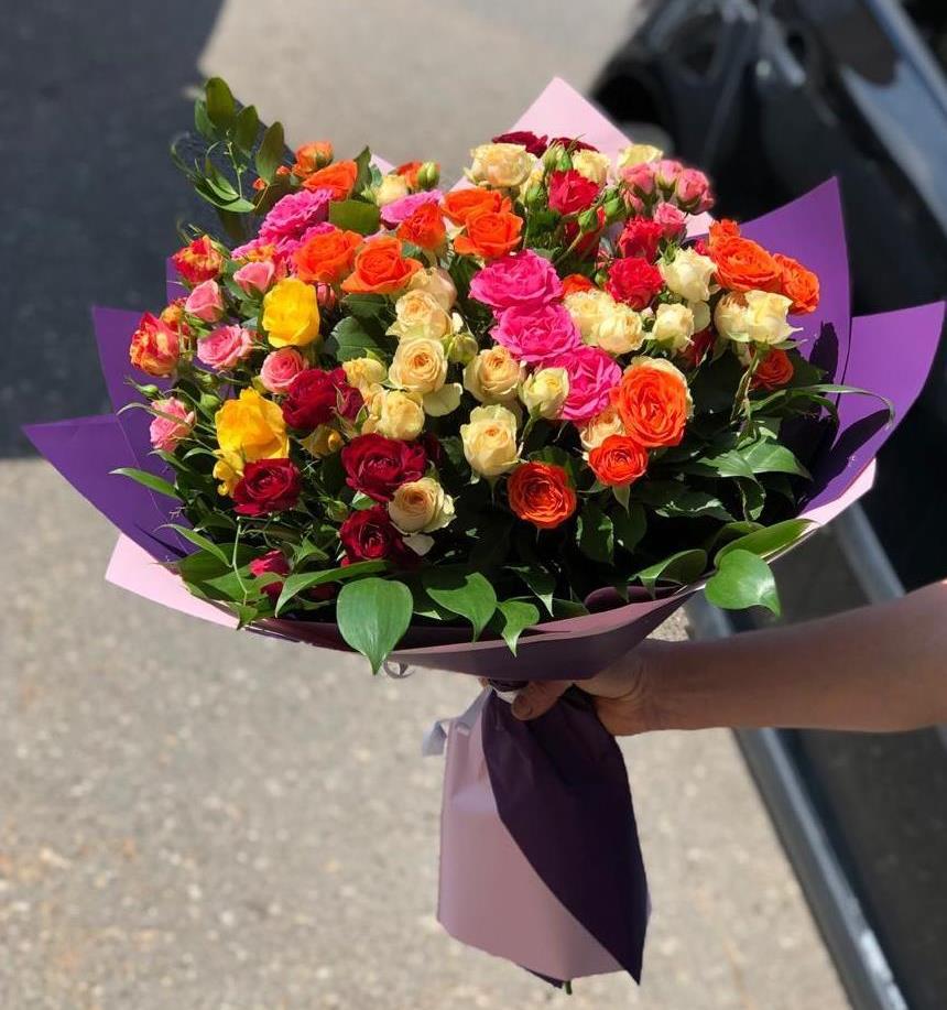 Микс из разноцветных кустовых роз в Батайске Букет Микс из разноцветных кустовых роз в Батайске