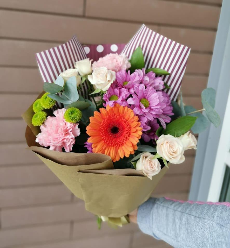 Букет Цветные краски в Батайске Букет цветов из: Розы, Хризантемы, Гвоздики и Герберы в Батайске