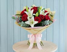 Букет Элегантная гармония в Батайске Букет цветов из:  Лилии и Розы в Батайске