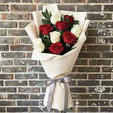 Букет красно-белые розы в Батайске Букет цветов из:  Розы в Батайске