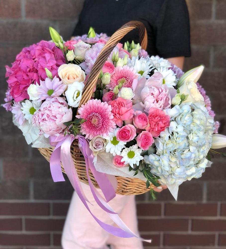 Композиция солнечный день в Батайске Цветочная композиция из Розы, Хризантемы, Пионы и Лизиантусы в корзине в Батайске