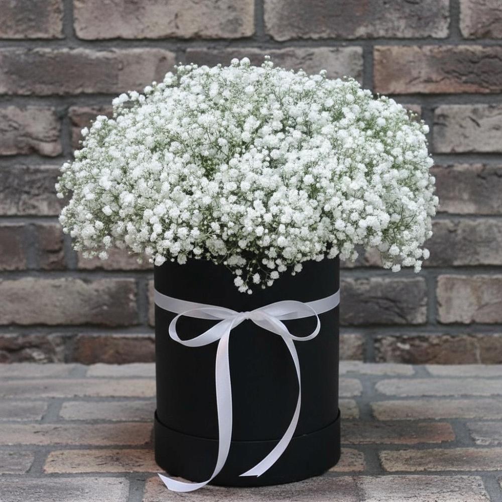 Цветочная композиция из Гипсофила в шляпной коробке в Батайске