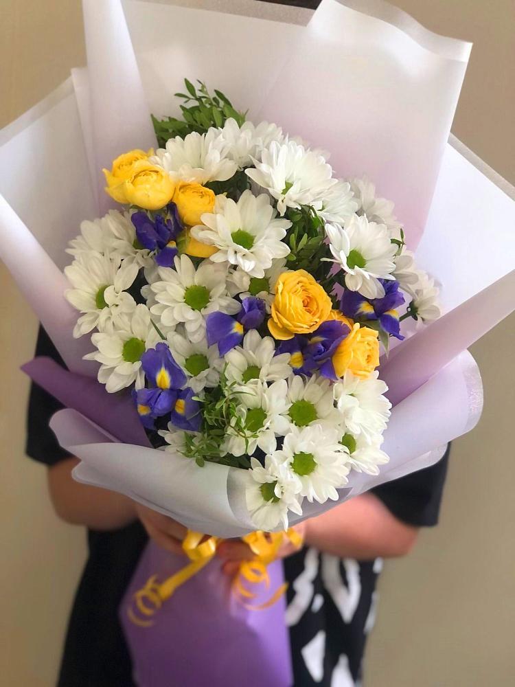 Букет цветов из: Ирисы, Хризантемы и Розы в Батайске