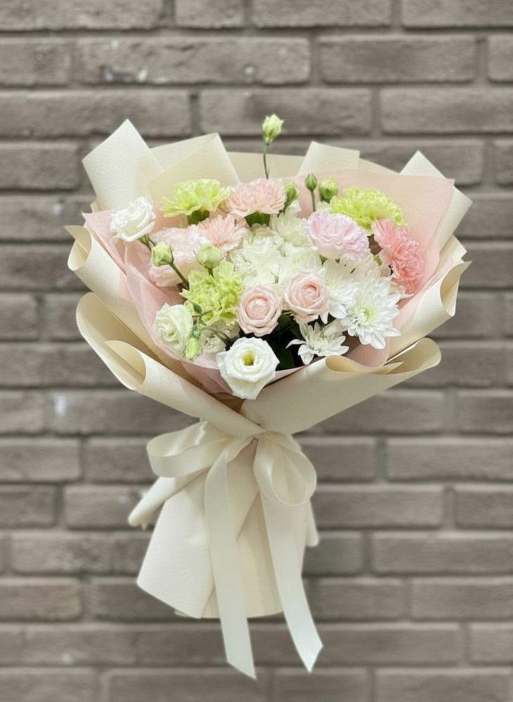 Букет цветов из: Гвоздики, Розы, Лизиантусы и Хризантемы в Батайске