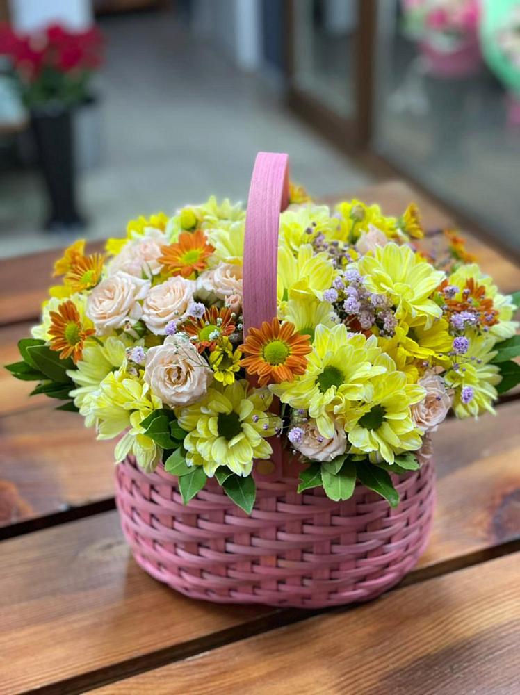 Цветочная композиция из Хризантемы и Розы в корзине в Батайске