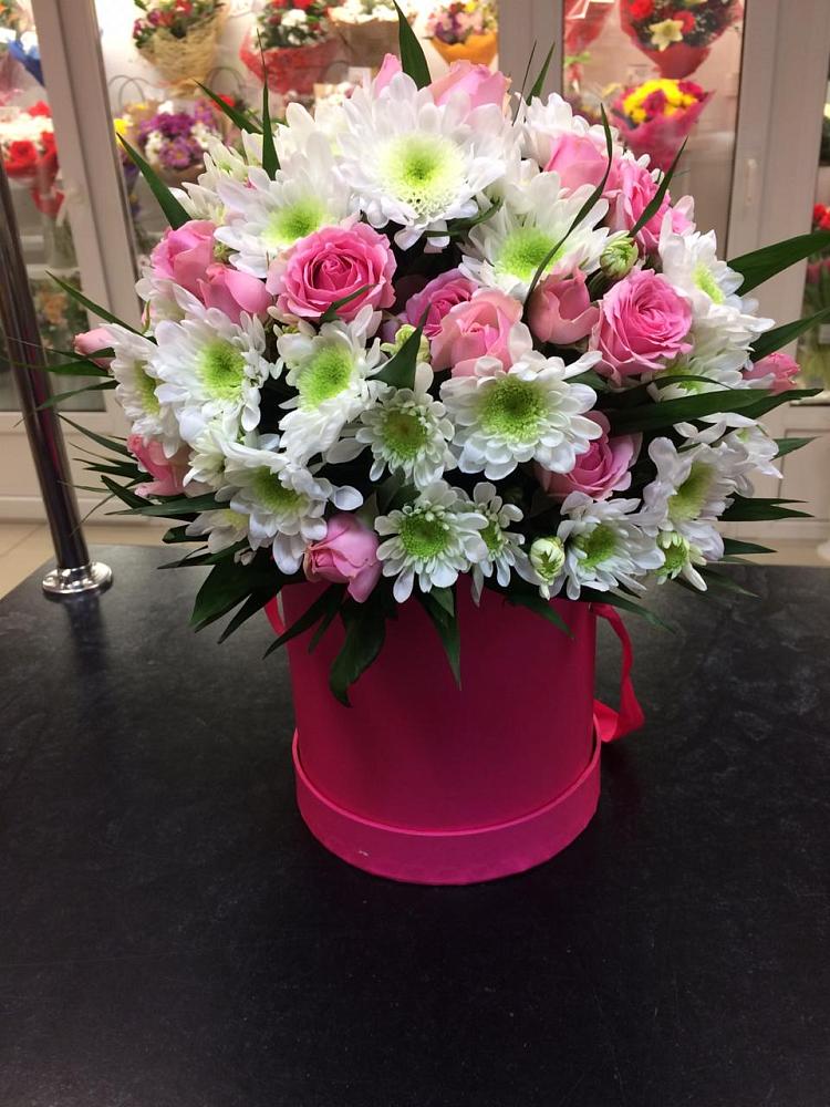 Композиция грация в Батайске Цветочная композиция из Розы и Хризантемы в шляпной коробке в Батайске