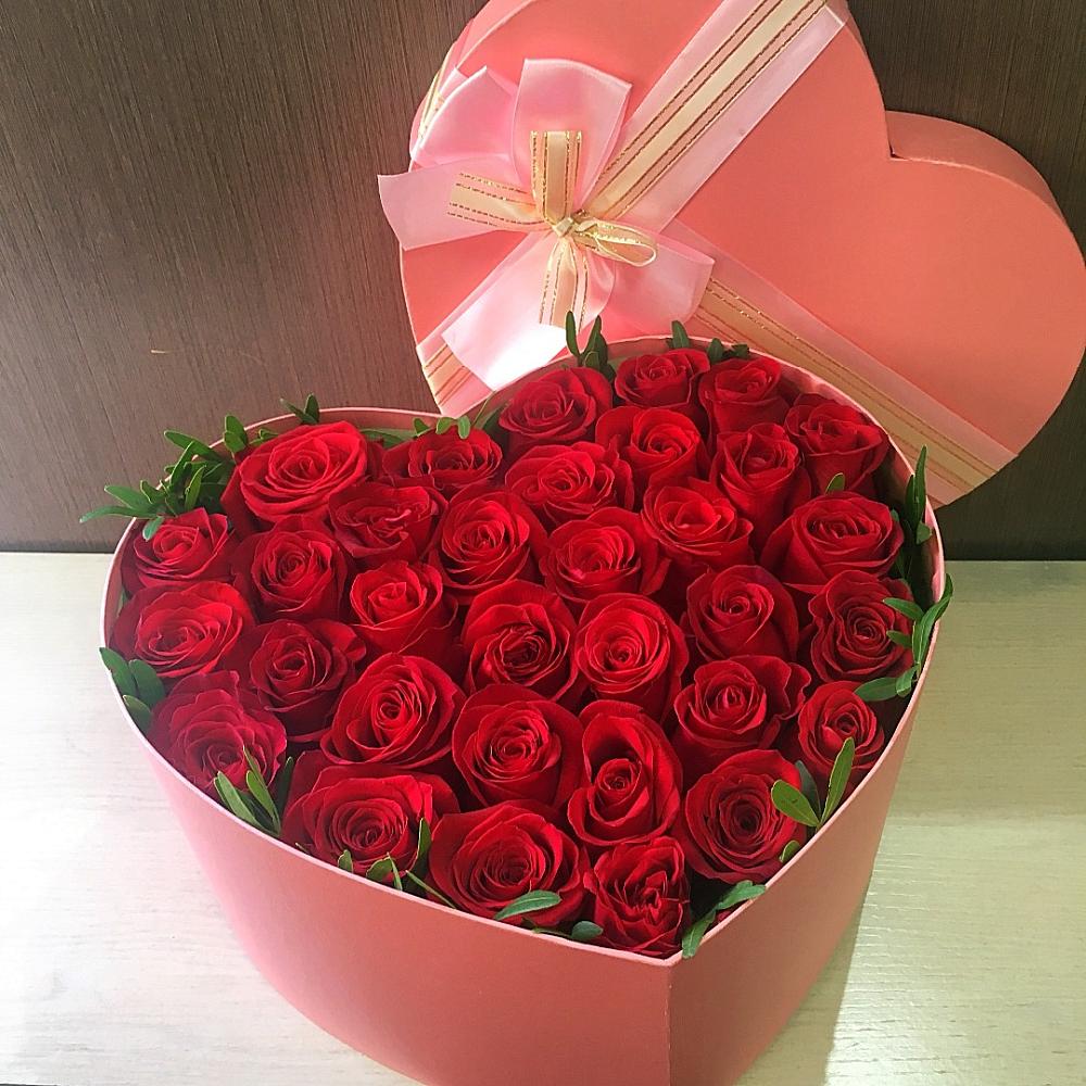 Цветочная композиция из Розы в коробке в виде сердца в Батайске