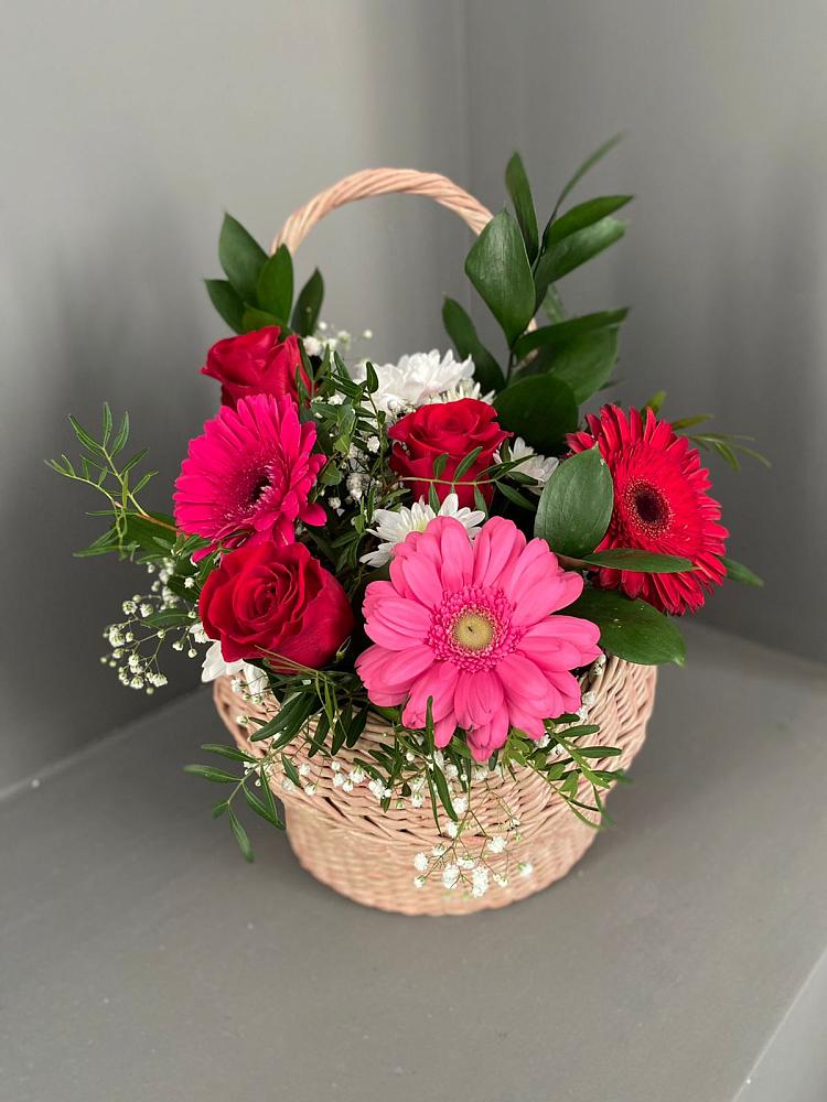 Композиция радостное событие в Батайске Цветочная композиция из Розы, Хризантемы и Герберы в корзине в Батайске