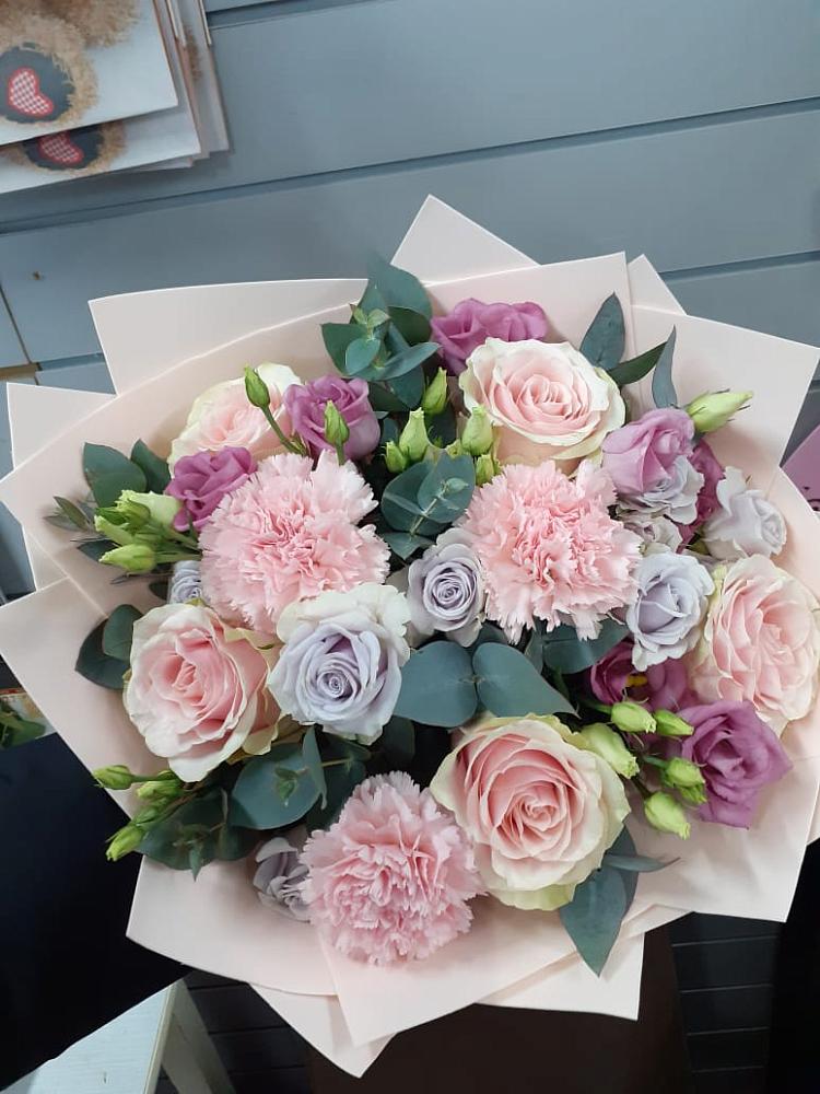 Букет обаятельный в Батайске Букет цветов из: Розы, Гвоздики и Лизиантусы в Батайске