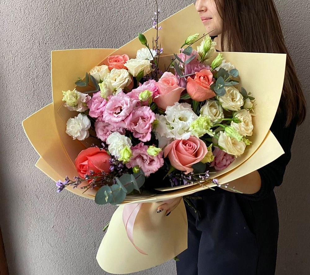 Букет далекие берега в Батайске Букет цветов из: Розы, Лизиантусы и Гвоздики в Батайске