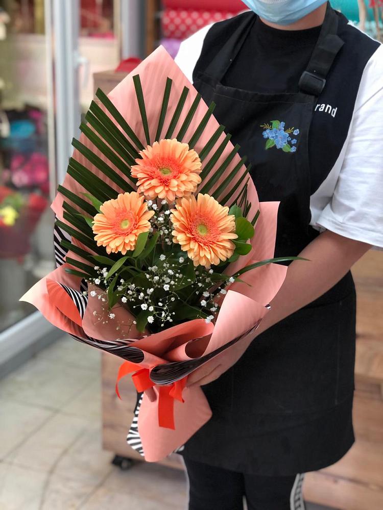 Букет солнышко в руках в Батайске Букет цветов из: Герберы в Батайске