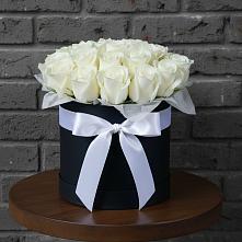 Цветочная композиция из Розы в шляпной коробке в Батайске